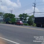 Dam Truk Parkir di Tepi Jalan Raya Tangkel Burneh Area JL Suramadu, Picu Kemacetan Juga Membahayakan Pengendara Lain