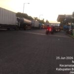 Sopir TRUK Rela Antri Berjam-jam, Demi  Dapat Solar Bersubsidi Di jalan Raya SURAMADU Mutkepek